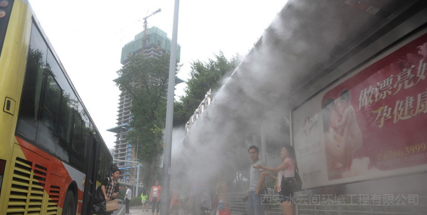 夏天公交站台等车太热！喷雾降温来解决！